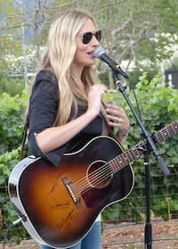 Holly Williams Image